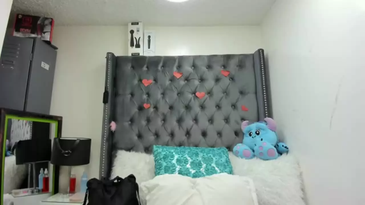 Offline LhindaCarter on Streamray