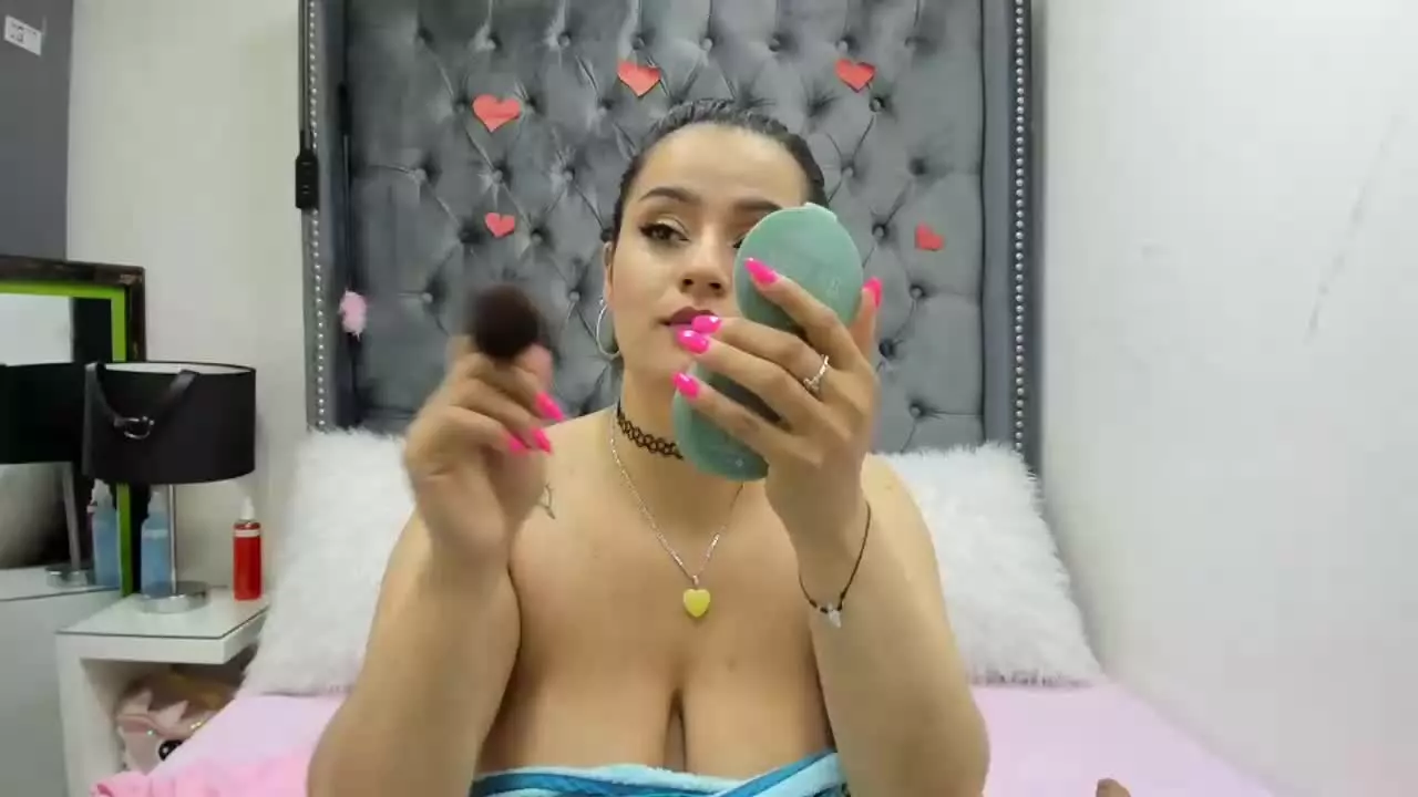 Offline LhindaCarter on Streamray