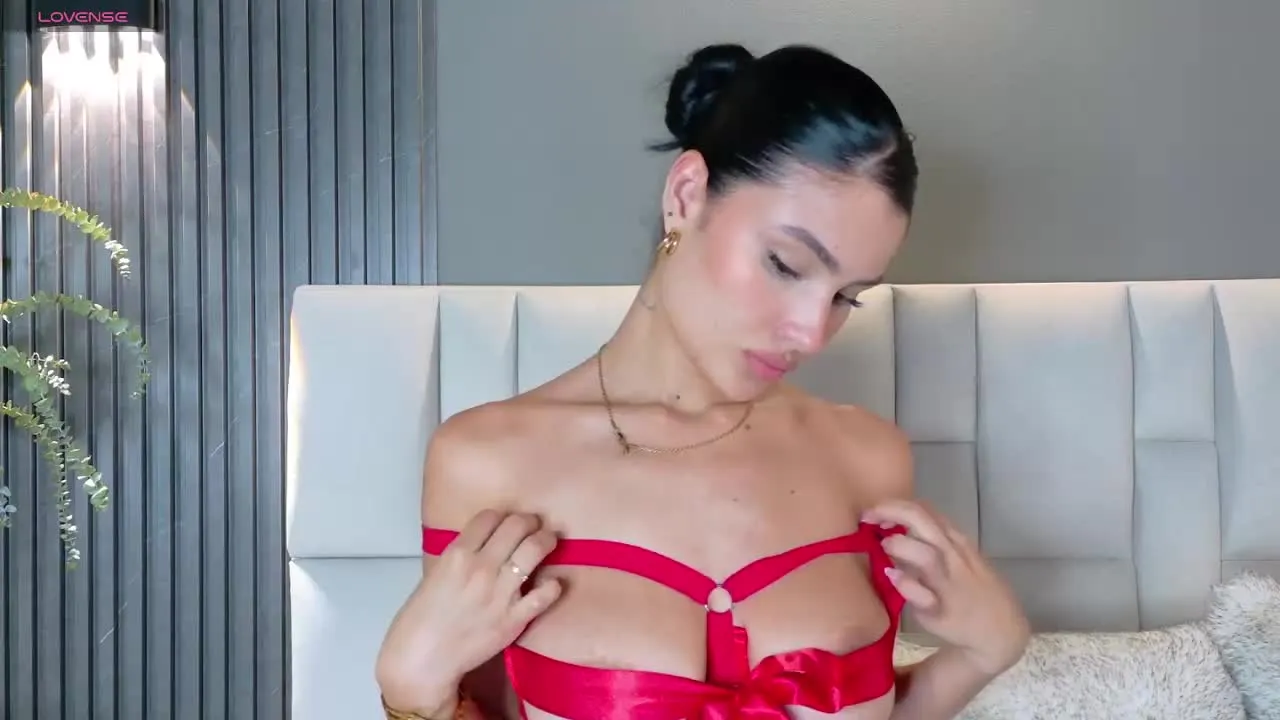 LuciaCollins on Streamray