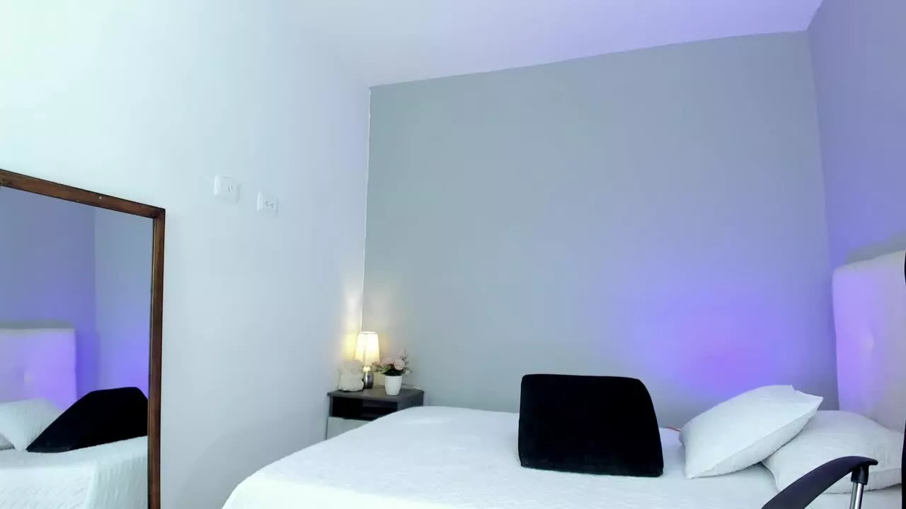 Offline LunaHotty on Streamray