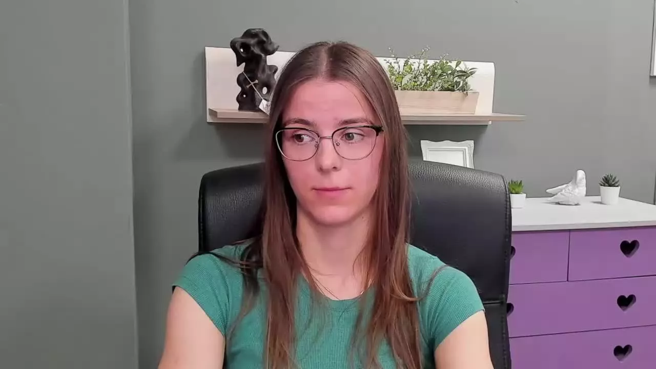 Offline MegiLove on Streamray