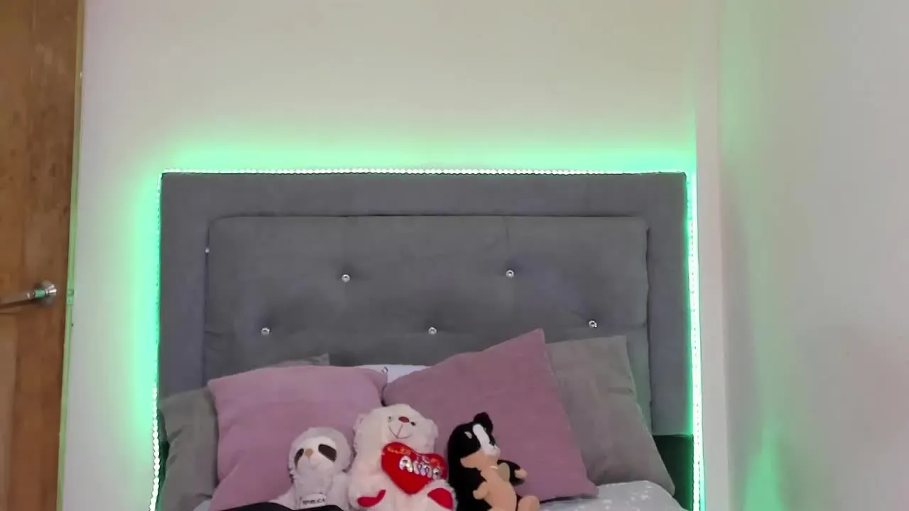 Offline MollyParker on Streamray