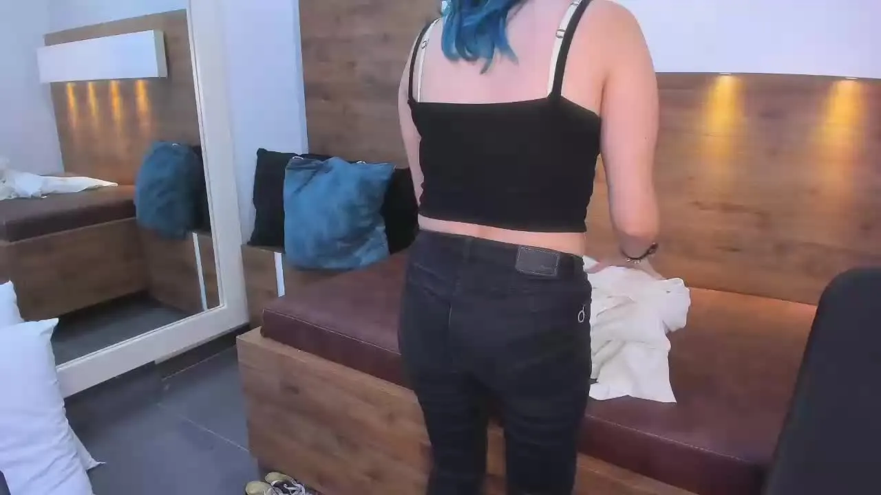 Offline NaomyCarpentier on Streamray