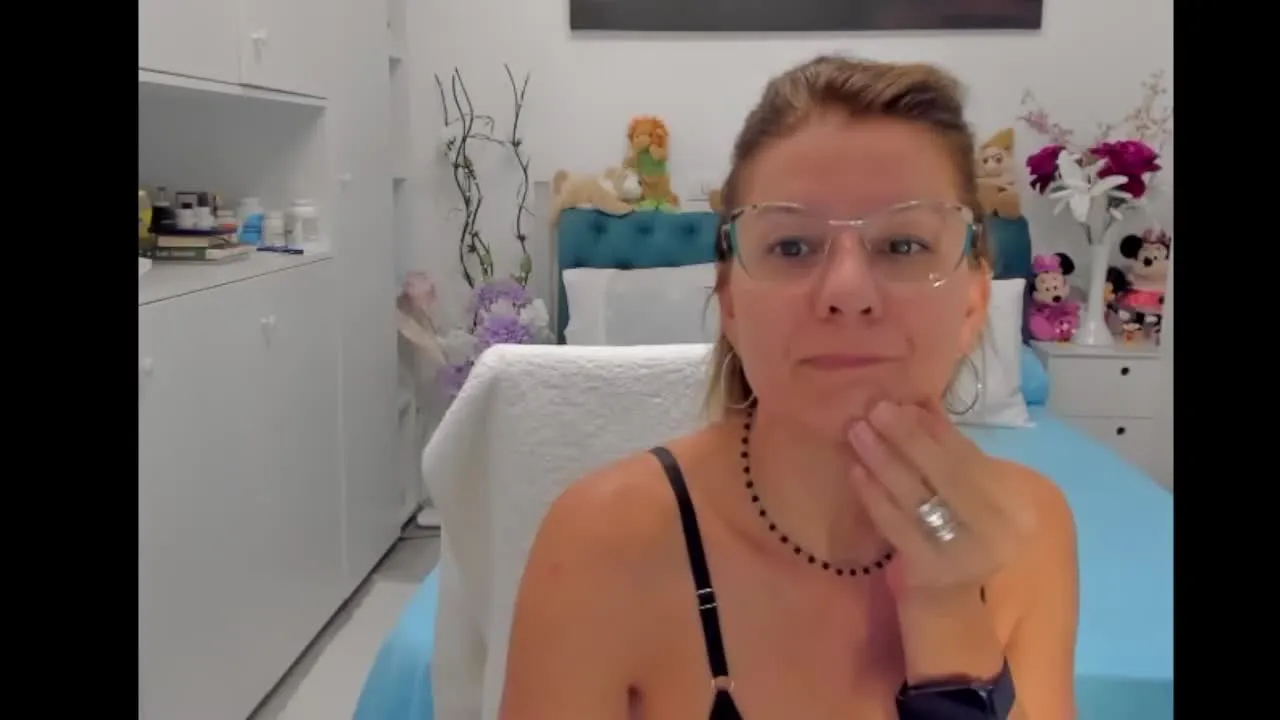 Offline SalomeJade on Streamray