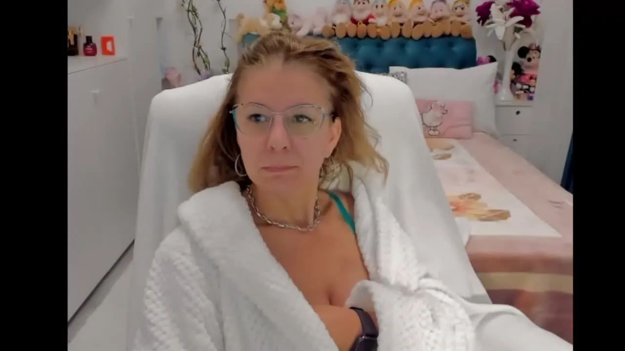 Offline SalomeJade on Streamray