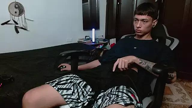 Aaron_blug from StripChat