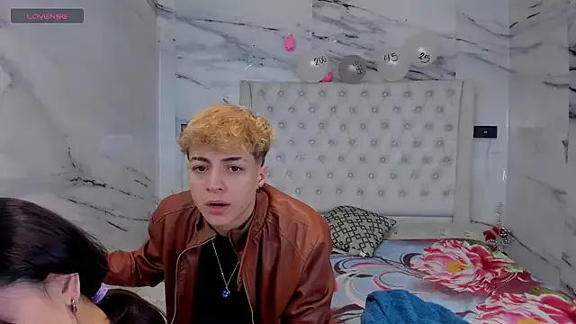 Ari_and_Storm from StripChat is Freechat
