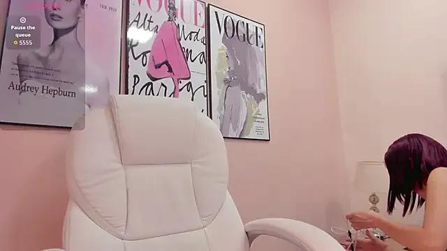 bella_toskana from StripChat is Freechat