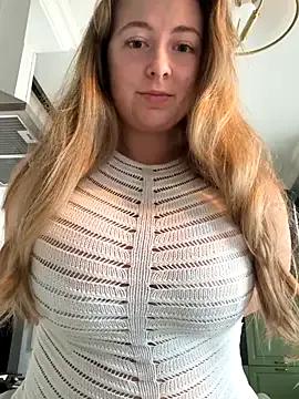 Curvyflawless from StripChat