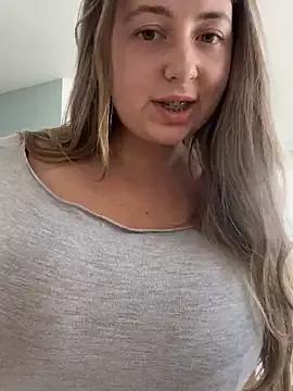 Curvyflawless from StripChat