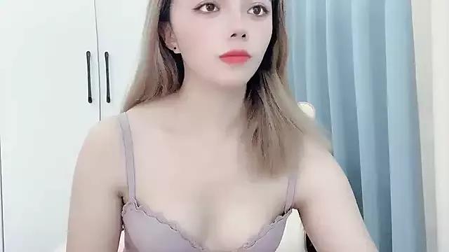 Eloise131499 from StripChat is Freechat