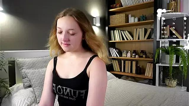 ElwynaGeer from StripChat is Freechat
