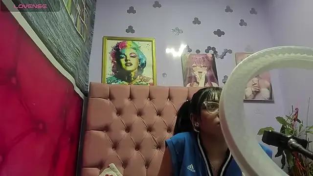 Emely_roose from StripChat is Freechat