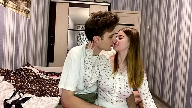 Freechat EmiliaCouple on StripChat