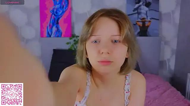 EmiliSaren from StripChat is Freechat
