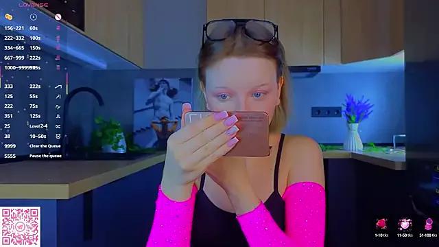 EmiliSaren from StripChat is Freechat