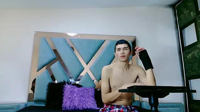 EmmaANDjackk from StripChat is Freechat