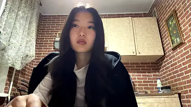 EmmaLeexth on StripChat 