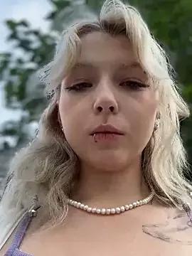 EveLittleSinner from StripChat is Freechat