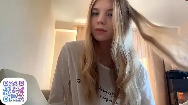 FruityXo from StripChat is Group