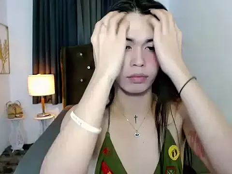 Freechat hollyyumiloove on StripChat