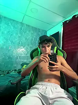 Freechat hotboys1924 on StripChat