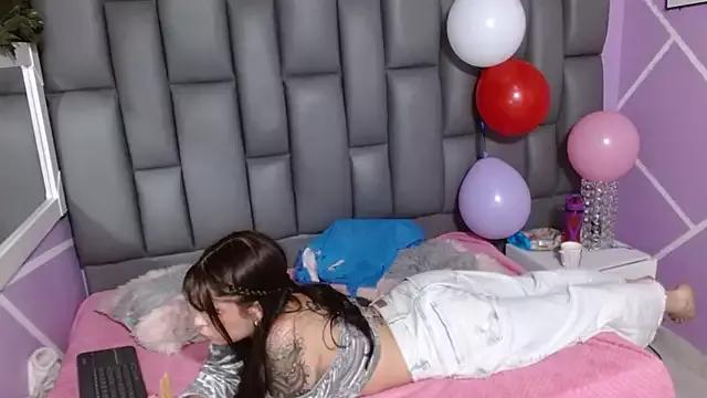 isabella_ny from StripChat is Freechat
