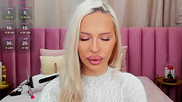 Freechat KailaCrystall on StripChat