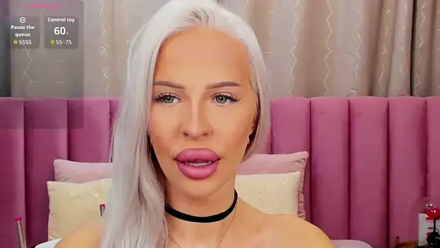 Freechat KailaCrystall on StripChat