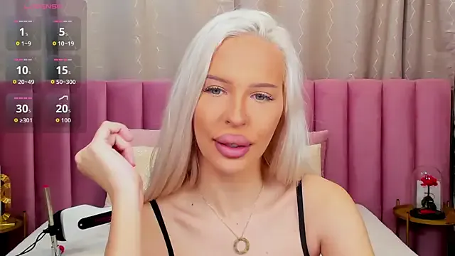 Freechat KailaCrystall on StripChat