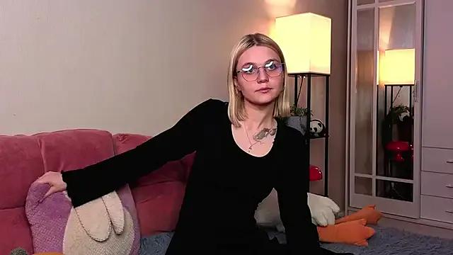 KelleDomin from StripChat is Freechat