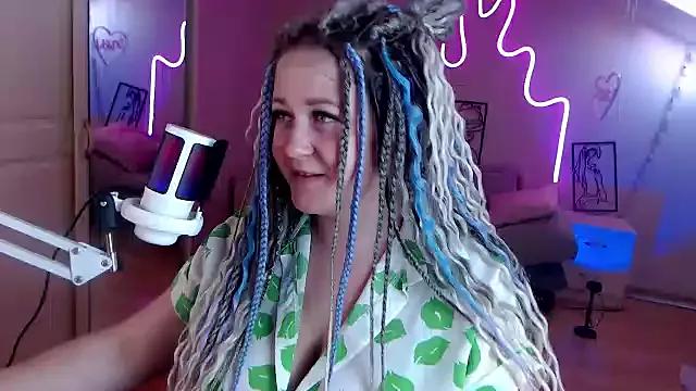 LizzyShine from StripChat