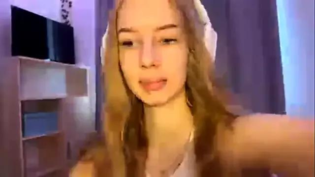 LunaCrave from StripChat is Freechat