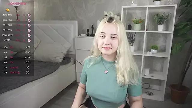 LynetGold from StripChat is Freechat