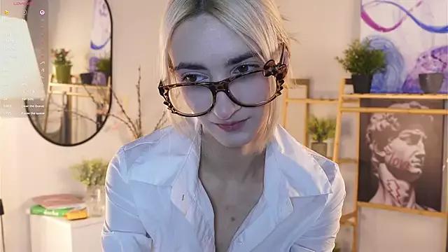 LynnaCure from StripChat