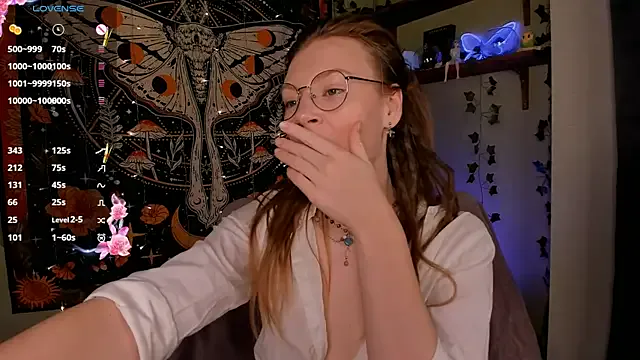 Freechat lyra_thenymph on StripChat