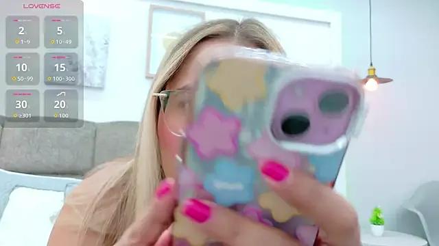 MaddieTease from StripChat is Freechat