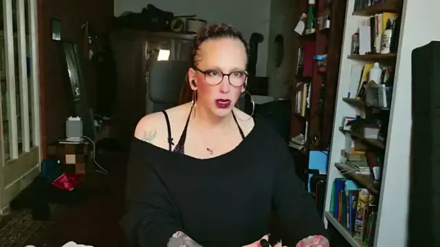 Freechat MaxiEmily on StripChat