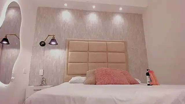 MiaaCollinss_ — KISSES + DANCE TWERK