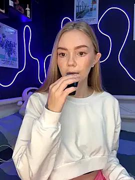 MilaMoone from StripChat is Freechat