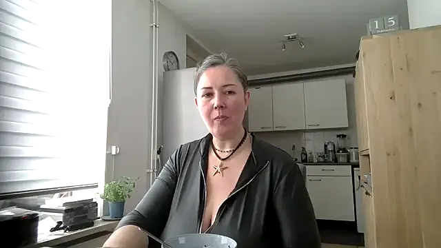 Freechat MilfGina on StripChat