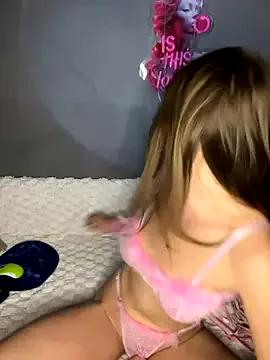 MiraSnis from StripChat is Freechat