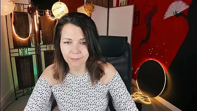 NicoleHitman from StripChat is Freechat