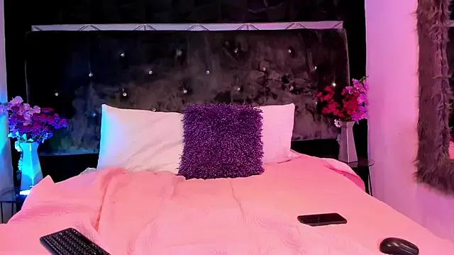 NicolleMonroe_ from StripChat is Freechat