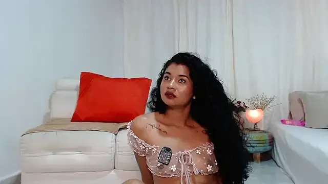 Freechat ninaleon_ih on StripChat