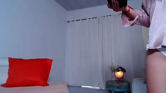 Freechat ninaleon_ih on StripChat