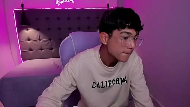 OliverTwinky from StripChat is Freechat