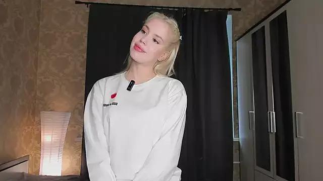 petite_mermaid from StripChat is Freechat