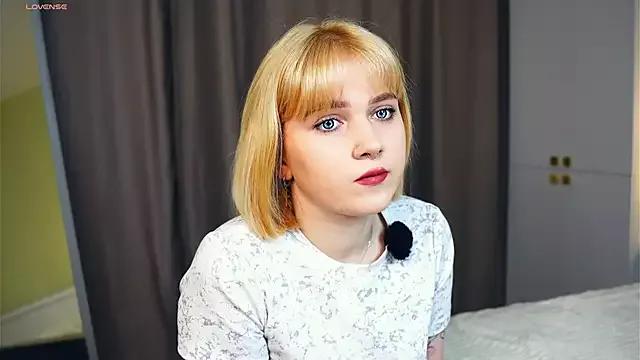 QueenieBerner from StripChat is Freechat