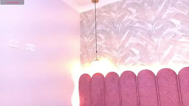 Rossie-Cameron from StripChat is Freechat